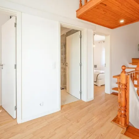 The Shoreline Spacious 4bdr In Caparica *